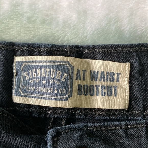 Signature Levi boot cut jeans. Size 8 - Picture 3 of 4